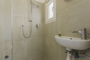 Shower, hair dryer, bidet, towels - Welcome to Dimora Dante 228 (Bari)
