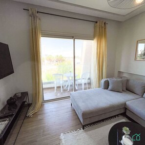 TV - Bright & Stylish 1bd flat in Jardins De Carthage (La Goulette)