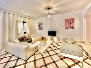 TV - GOLDEN TULIP APT SPACIEUX AVEC DEUX TERRASSES (La Marsa)