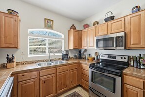 Fridge, microwave, oven, stovetop - 2nd floor includes many personal touches and upgrades making a Perfect rental (Tucson)