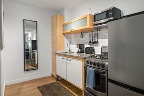 Fridge, microwave, oven, stovetop - (CPG) Serviced Studio w/ Full Kitchen in Quiet Neighborhood (Atlanta)