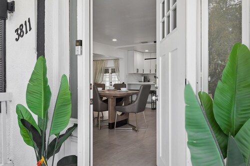 Sunny Terrace • Pool + Hot Tub • B-Ball Court •  Near Busch Gardens • Sleeps 10