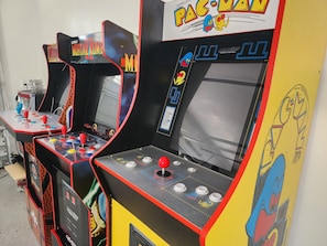 Máquinas de arcade con títulos visibles como 'Pac-Man' y 'Mario Kart'.