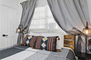 3 habitaciones, escritorio y tabla de planchar con plancha 