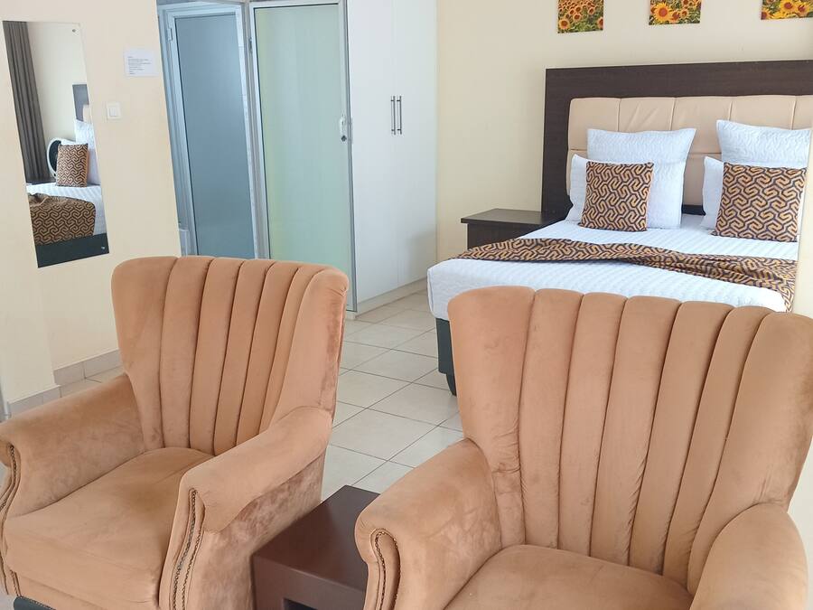 Deluxe Studio Suite, Courtyard View | Iron/ironing board, free WiFi