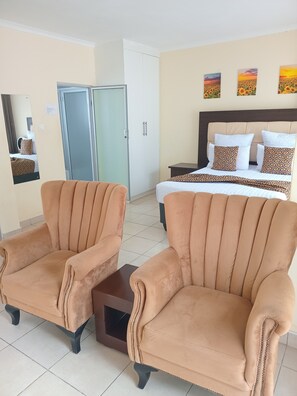 Deluxe Studio Suite, Courtyard View | Iron/ironing board, free WiFi - The Village Cottages (Harare)