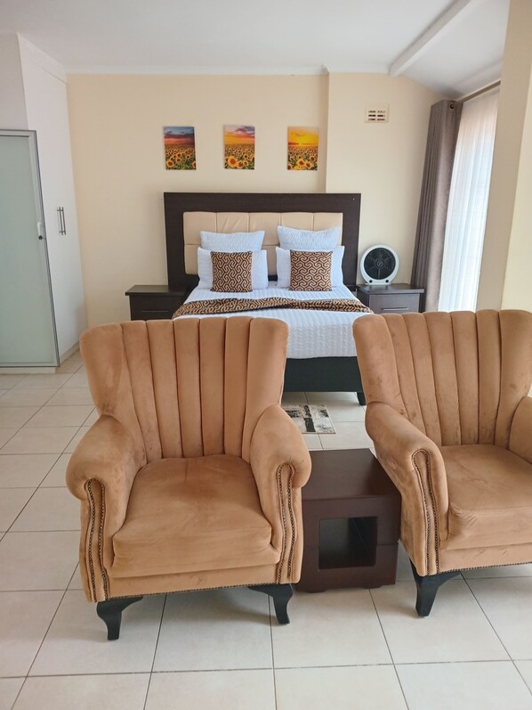 Deluxe Studio Suite, Courtyard View - The Village Cottages (Harare)