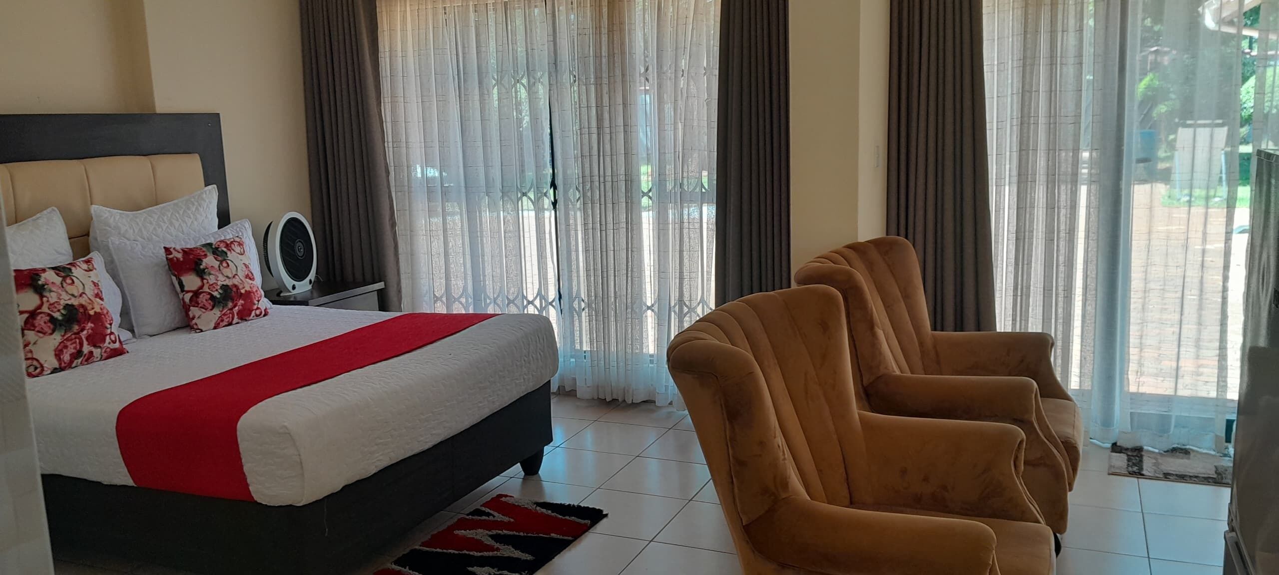 Deluxe Studio Suite, Courtyard View | Iron/ironing board, free WiFi