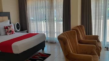 Deluxe Studio Suite, Courtyard View | Iron/ironing board, free WiFi