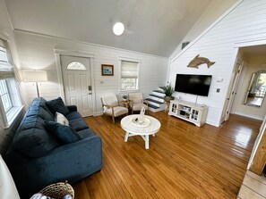Living area - Lou Lou's Hideaway -4 bedroom, 3 bath, centrally located in Kill Devil Hills. (Kill Devil Hills)