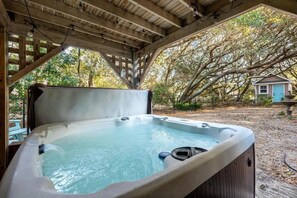 Outdoor spa tub - Lou Lou's Hideaway -4 bedroom, 3 bath, centrally located in Kill Devil Hills. (Kill Devil Hills)