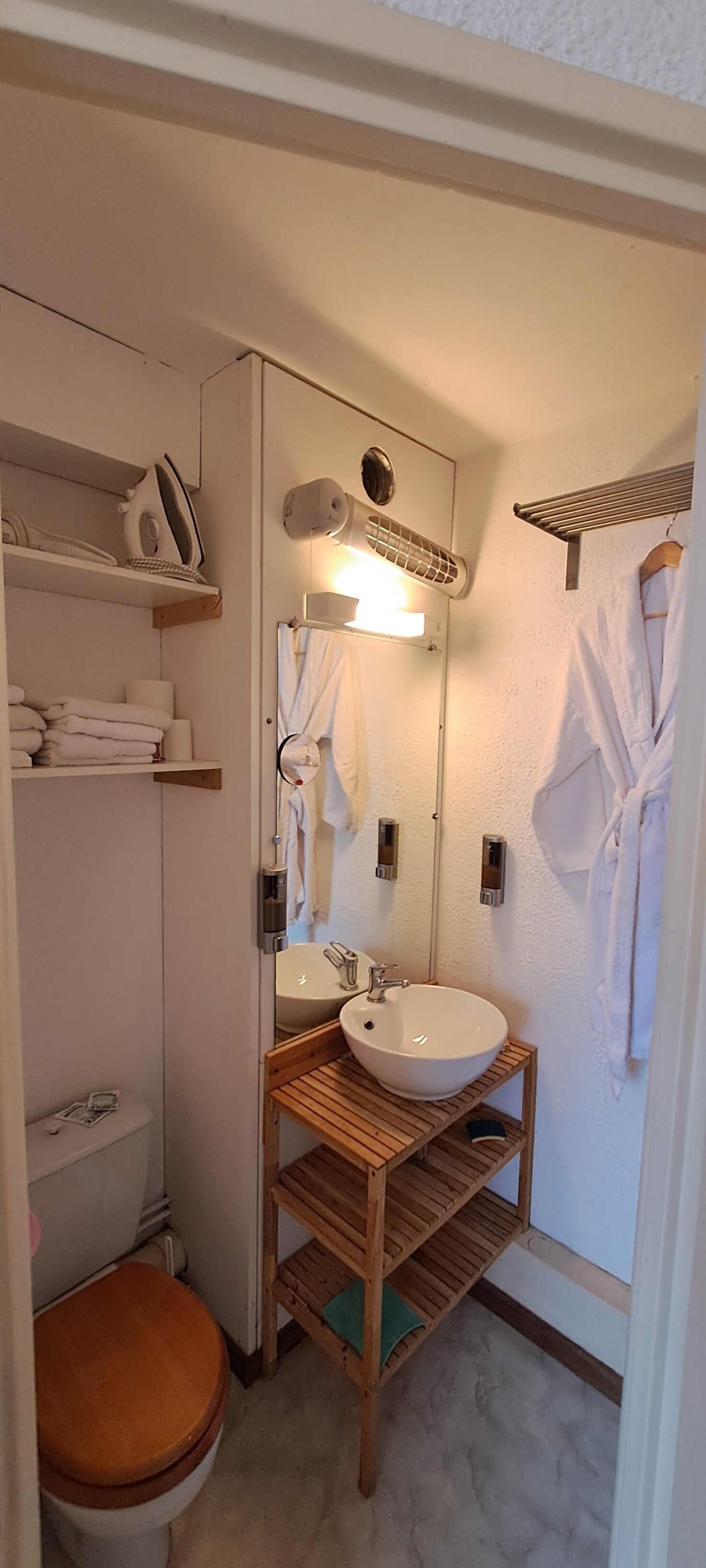 Douche, sèche-cheveux, serviettes fournies, savon