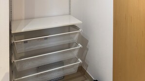 Een berging met metalen planken en netmandjes.
