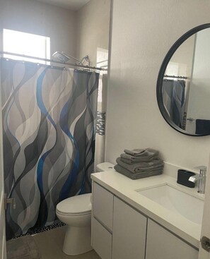 Hair dryer, towels, soap, toilet paper - Enjoyable 3-bedroom house with AC in charming Punta Gorda (Punta Gorda)