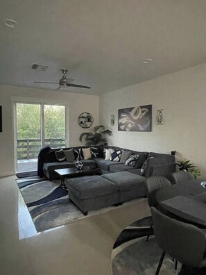 Living area - Enjoyable 3-bedroom house with AC in charming Punta Gorda (Punta Gorda)