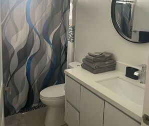 Hair dryer, towels, soap, toilet paper - Enjoyable 3-bedroom house with AC in charming Punta Gorda (Punta Gorda)