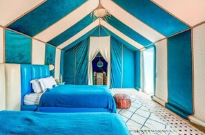 Espacio para trabajar con laptop y wifi gratis 