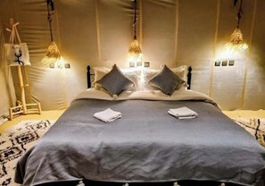 Laptop workspace, free WiFi - Merzouga Luxury Camp & Desert Activities (Taouz)