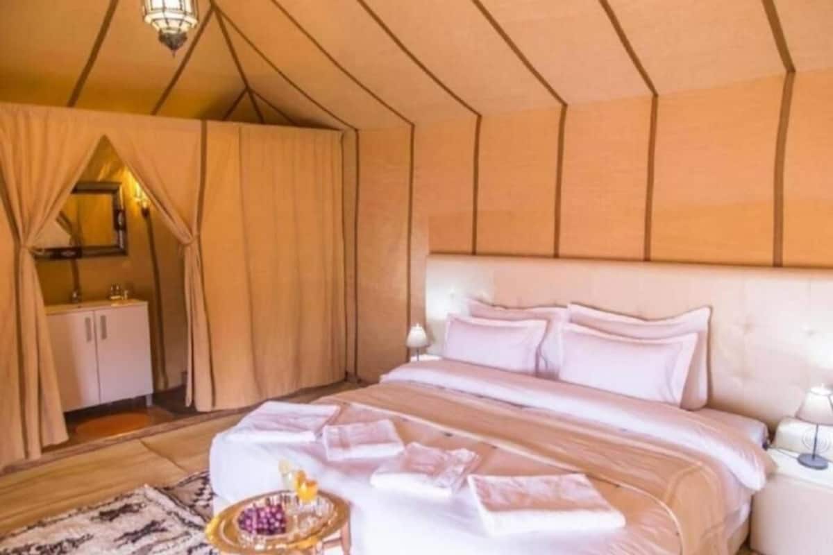 Tenda Deluks, pemandangan gurun