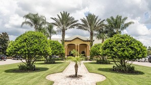 Property grounds - Spacious Vacation Home with Pool & Jacuzzi Near Disney (Kissimmee)