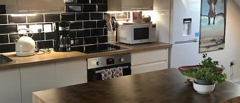 Geladeira, micro-ondas, fogão, cooktop