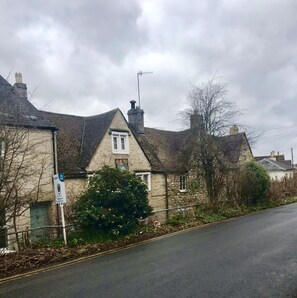 Exterior - Windows Over Stroud Penthouse apartment with views (Stroud)