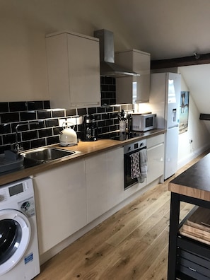 Fridge, microwave, oven, stovetop - Windows Over Stroud Penthouse apartment with views (Stroud)