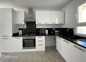 Fridge, oven - Le Relais: Apt de luxe à 5mn de la marsa (La Marsa)