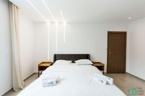 2 bedrooms, desk, iron/ironing board, travel cot - Sunset 204 Luxury 2bds with Gym (Tunis)
