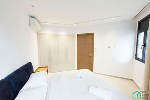 1 bedroom, desk, iron/ironing board, travel cot - SUNSET 203: Luxury apt with Gym in Lac1 (Tunis)