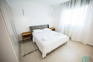 2 bedrooms, desk, iron/ironing board, travel cot - SUNSET 201: Luxury 2bds with gym (Tunis)