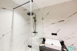 Shower, hair dryer, towels - SUNSET 201: Luxury 2bds with gym (Tunis)