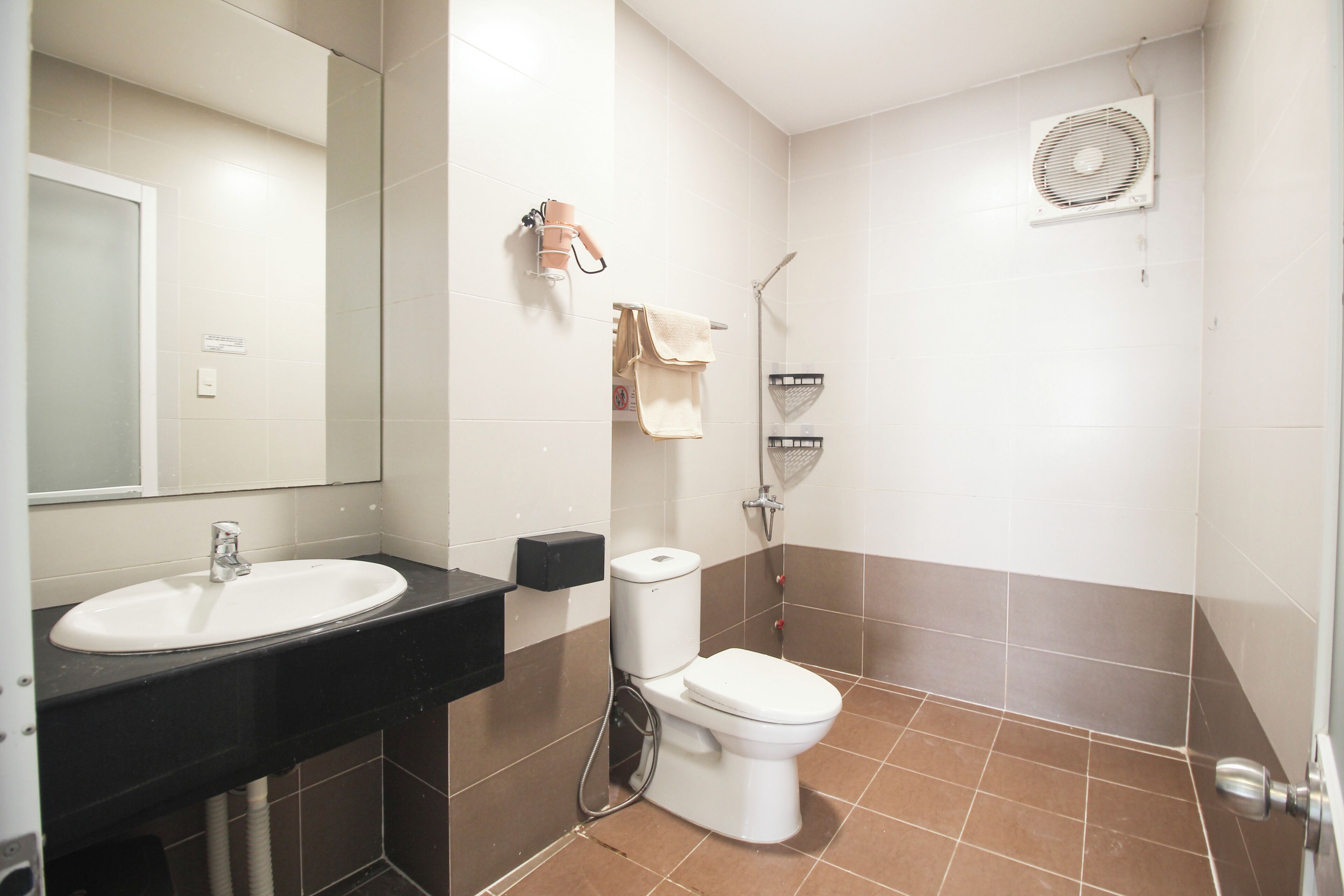 Basic Double or Twin Room | Bathroom