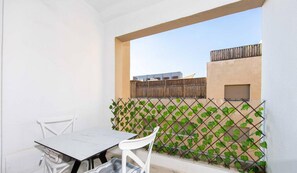 Outdoor dining - Residence Malaga B13 New & cosy 1bd in La Marsa (Sidi Daoud)