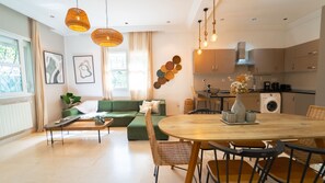 Eine moderne Küche mit Essbereich, einer Couch und einem Tisch mit Stühlen.