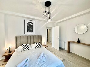 2 slaapkamers, een strijkplank/strijkijzer, reisbedje, beddengoed