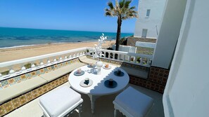 Outdoor dining - The Sea House beach front villa with pool (Site archéologique de Carthage)
