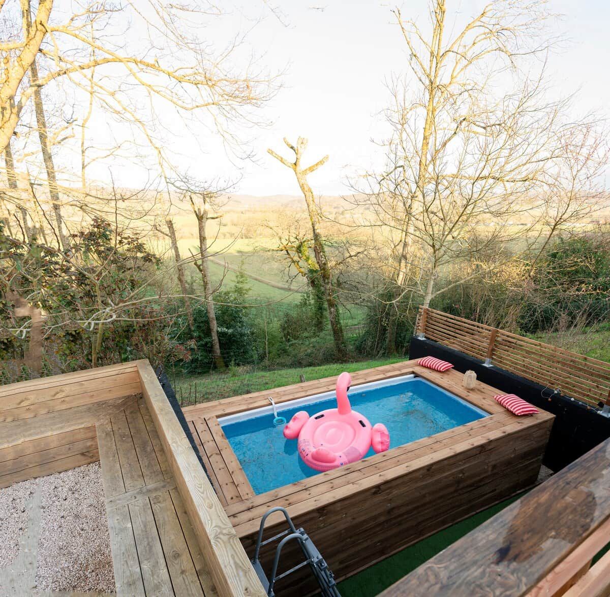 Outdoor spa tub
