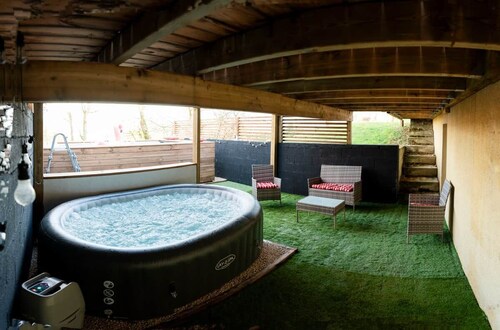 A Getaway in the Pyrenees: Views, Hot Tub, and Forest