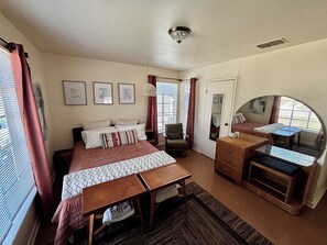 3 bedrooms, iron/ironing board, WiFi, bed sheets - Mid century bungalow mins to Pearl, dt, airport (San Antonio)