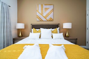 Escritorio, tabla de planchar con plancha, wifi gratis y ropa de cama 