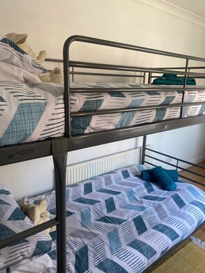 3 slaapkamers, een strijkplank/strijkijzer, wifi, beddengoed