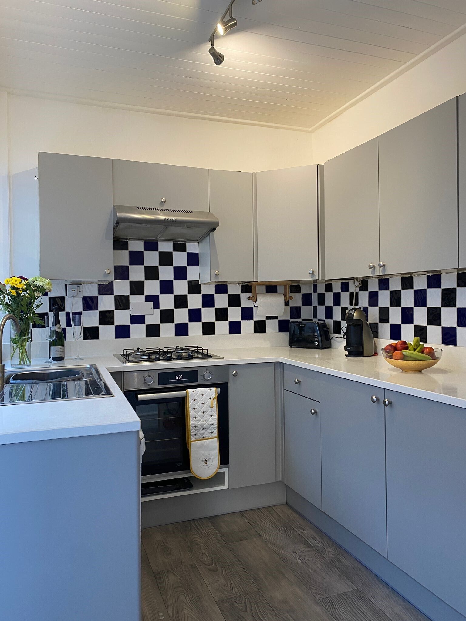 Coffee/tea maker, fridge, microwave, oven