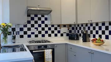 Coffee/tea maker, fridge, microwave, oven