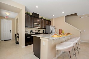 Fridge, microwave, oven, stovetop - 5126 Compass Bay Resort Orlando 4Bedrooms Close to Disney (Kissimmee)