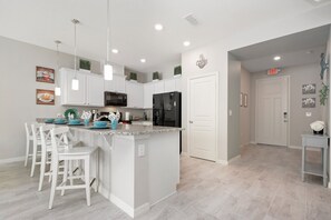 Fridge, microwave, oven, stovetop - Family Friendly 4 Bedroom close to Disney in Compass Bay Resort 5108 (Kissimmee)
