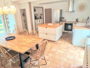 Microwave, oven, stovetop, dishwasher - Charming 3-bedroom house in serene Plomeur perfect for relaxing getaway (Plomeur)