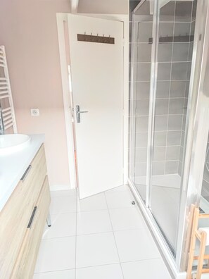 Toilet paper - Charming 3-bedroom house in serene Plomeur perfect for relaxing getaway (Plomeur)