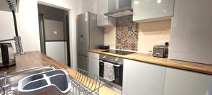 Private kitchen - Luxurious studio room in the heart of East Kilbride 10mins from a hospital (East Kilbride)