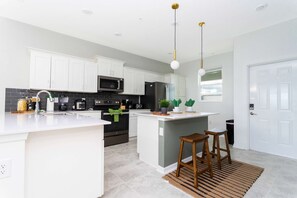 Fridge, microwave, oven, stovetop - Gorgeous 2Bd Apto Close to Disney   Storey Lake 404 3191 (Kissimmee)